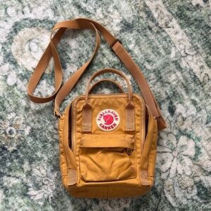 FJALLRAVEN Kånken Sling Shoulder Bag - Ochre